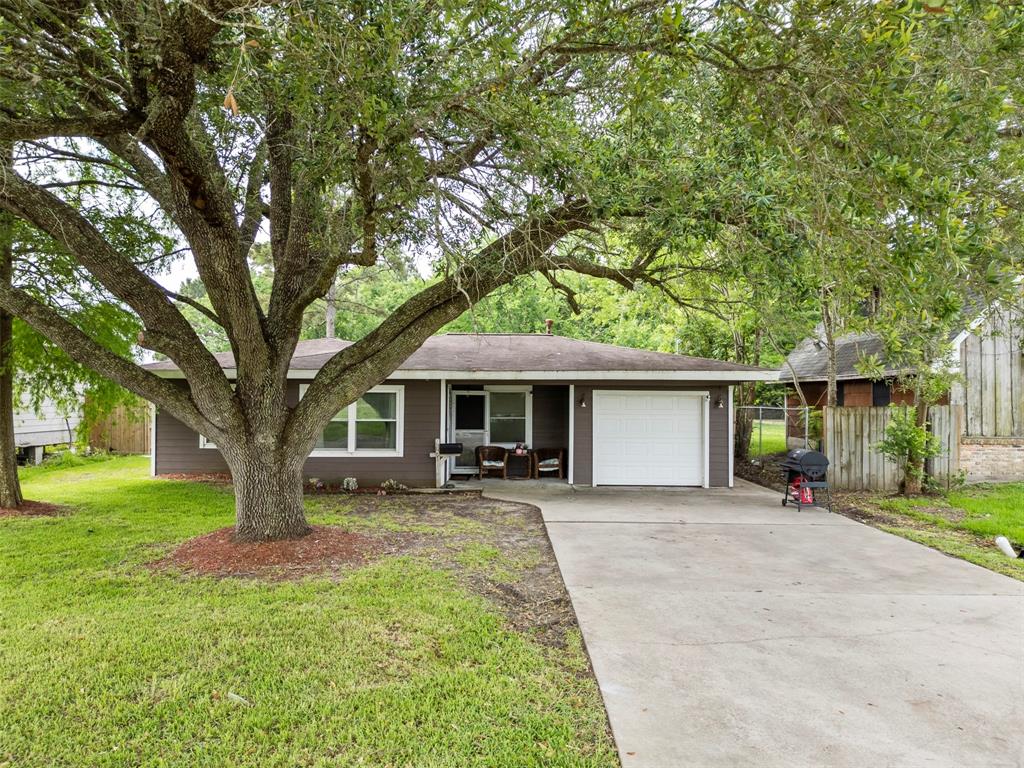 915 Temple Drive, Hitchcock, Texas image 1