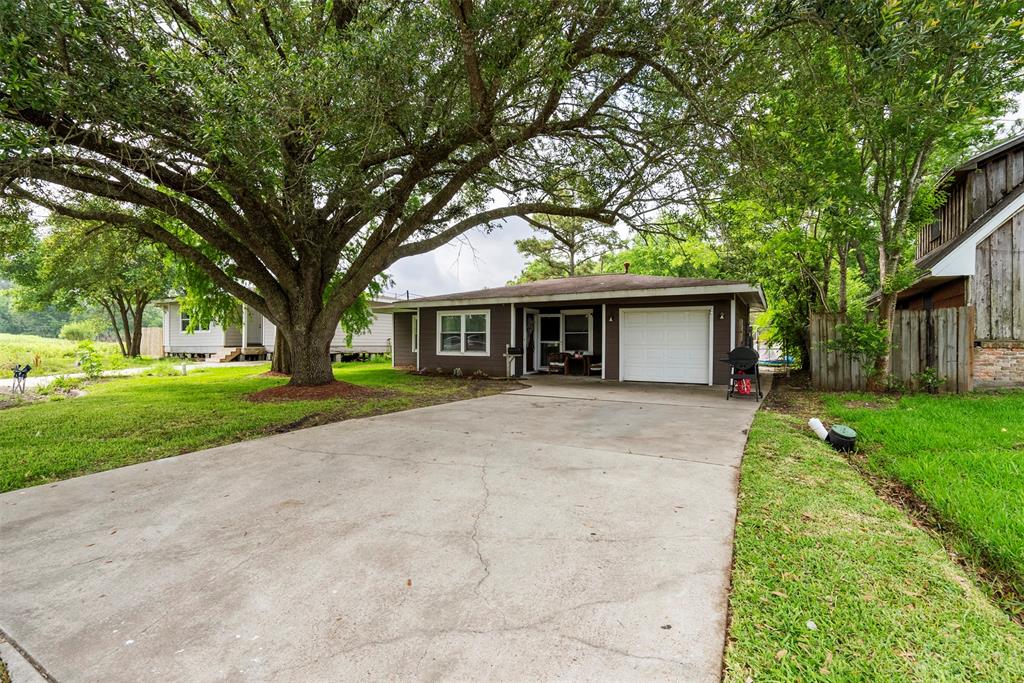 915 Temple Drive, Hitchcock, Texas image 2