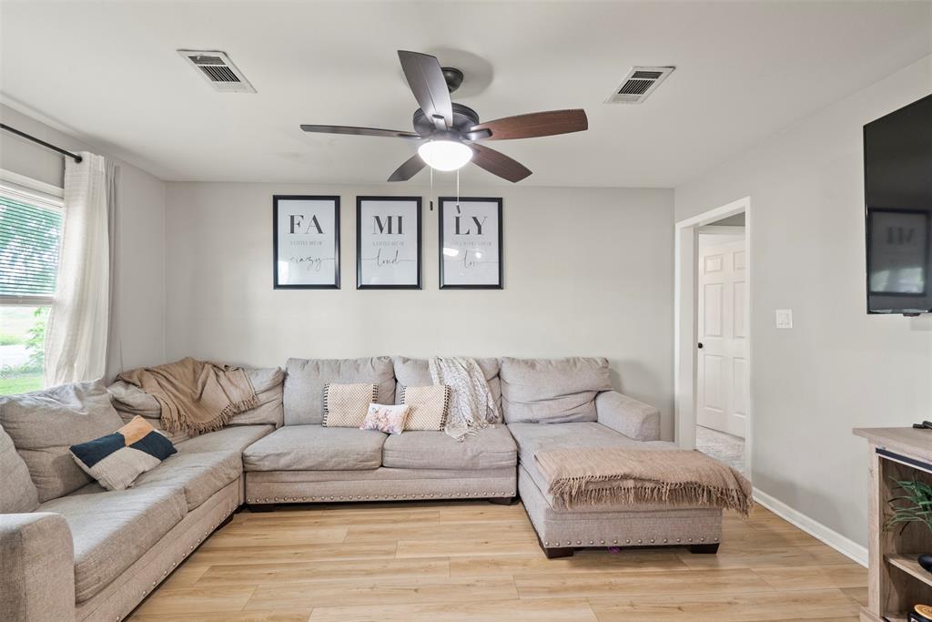 915 Temple Drive, Hitchcock, Texas image 7