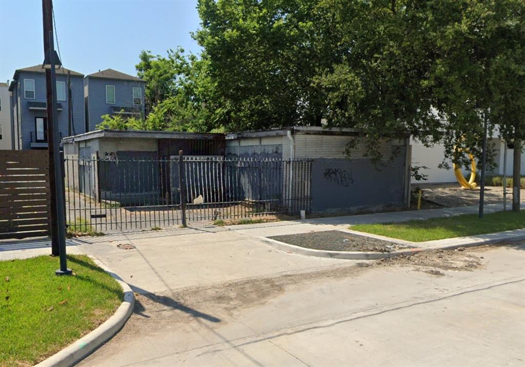 2307 Caroline Street