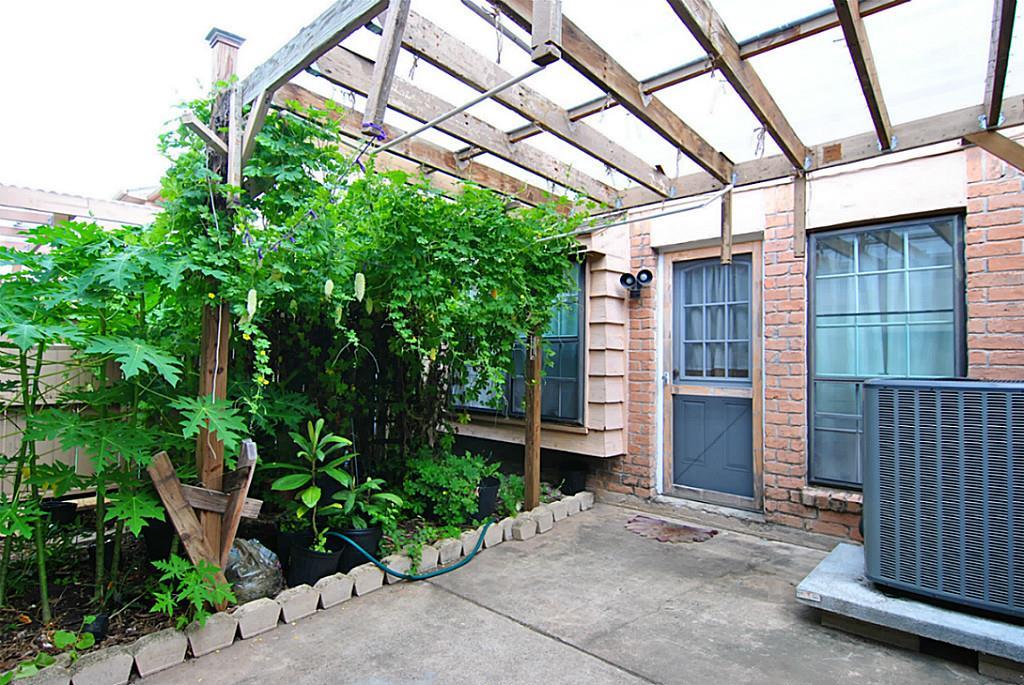 7040 Jetty Lane, Houston, Texas image 1
