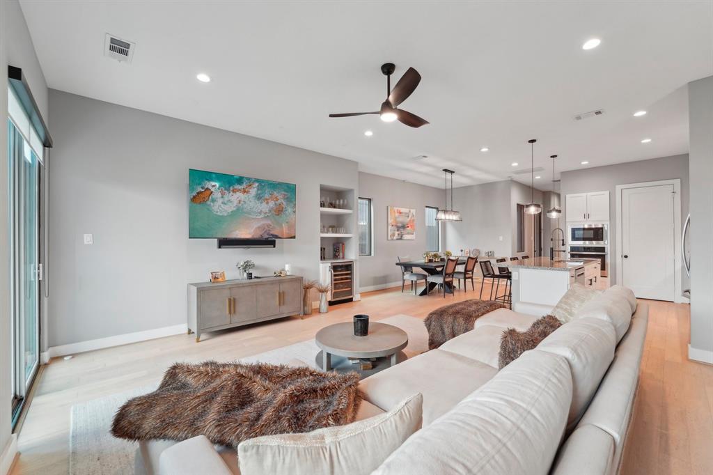 Houston, Texas 77007, United States, 3 Bedrooms Bedrooms, ,3 BathroomsBathrooms,Residential,Pending,23533