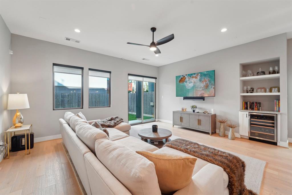 Houston, Texas 77007, United States, 3 Bedrooms Bedrooms, ,3 BathroomsBathrooms,Residential,Pending,23533