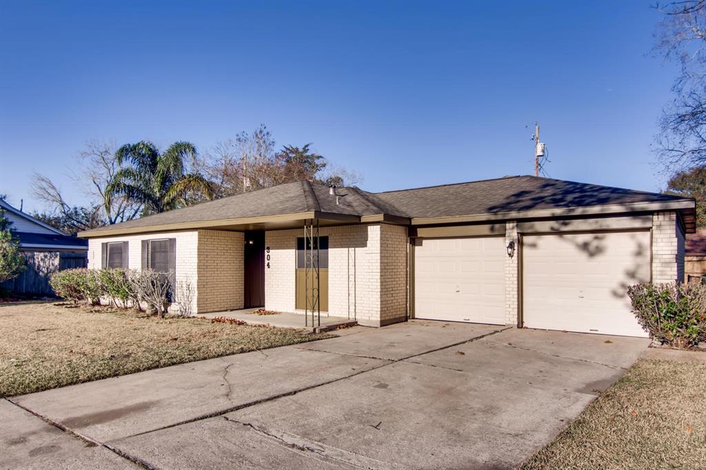 304 Lisa Court, Friendswood, Texas image 1