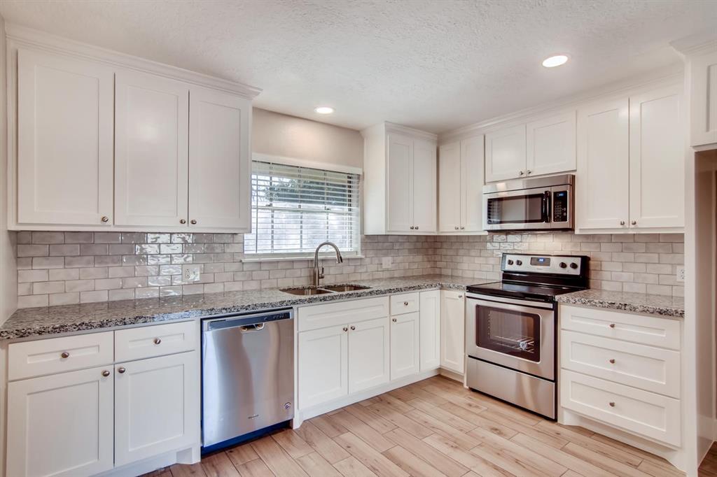304 Lisa Court, Friendswood, Texas image 4