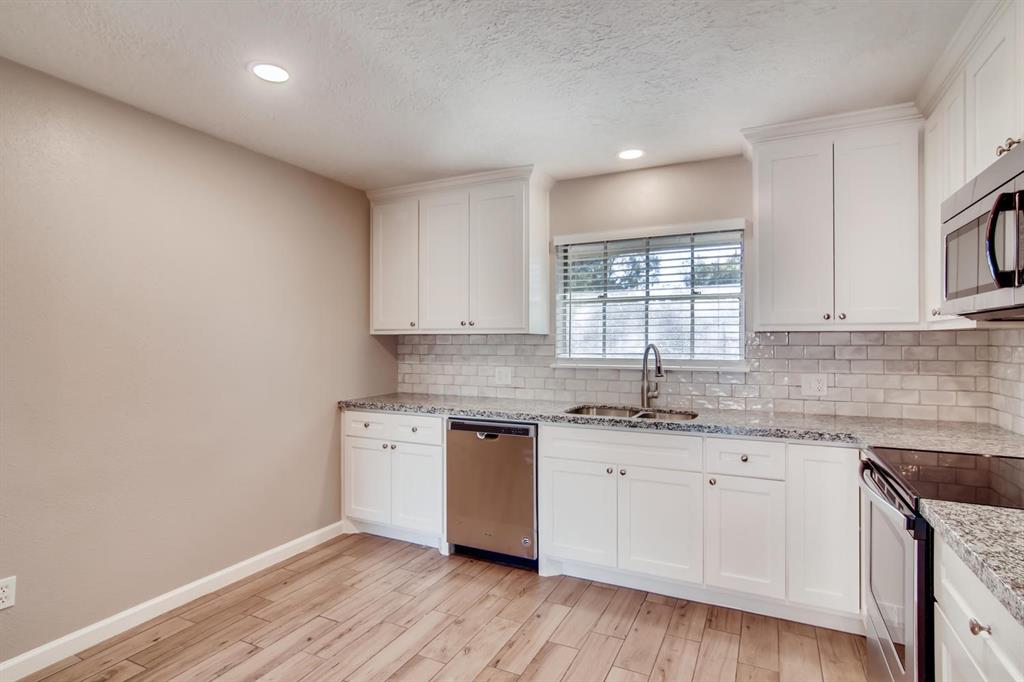 304 Lisa Court, Friendswood, Texas image 3