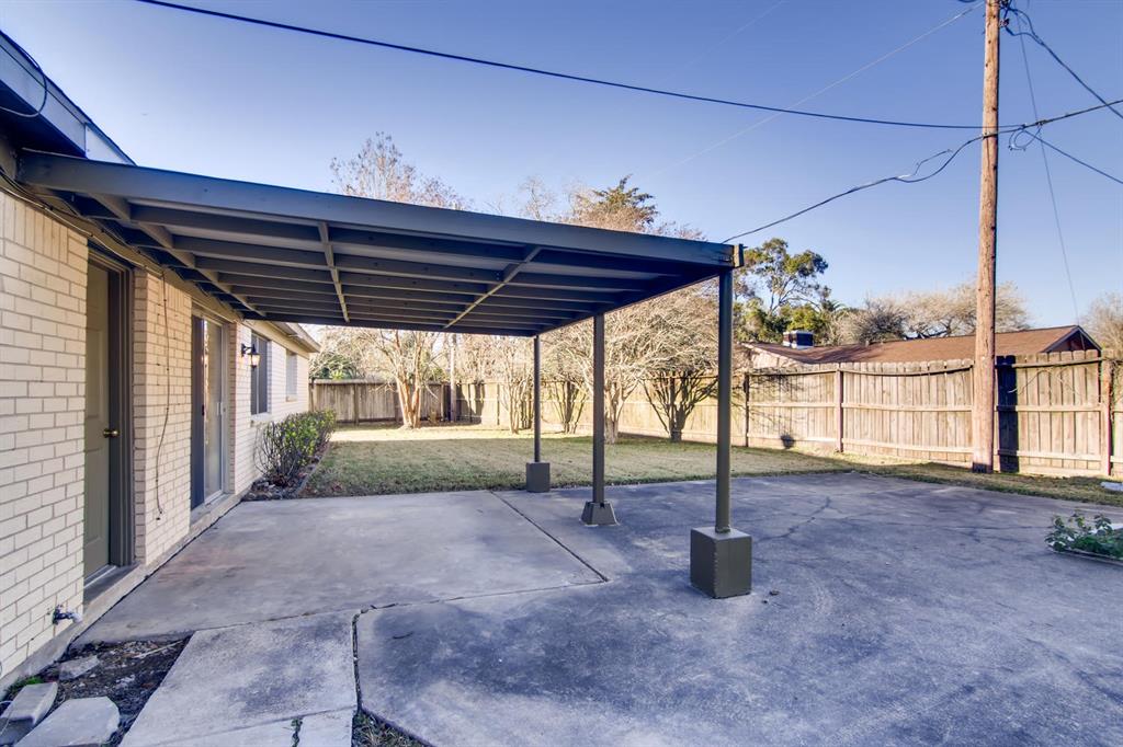 304 Lisa Court, Friendswood, Texas image 12