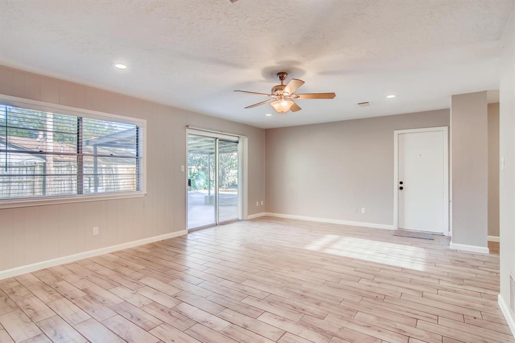 304 Lisa Court, Friendswood, Texas image 2