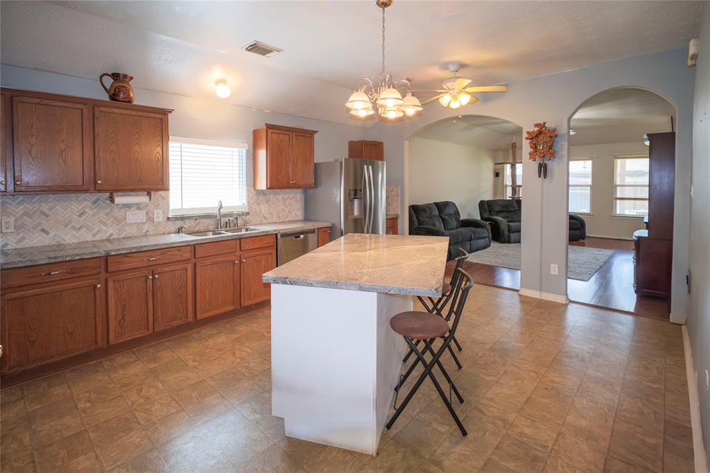 5005 Willow Point Drive, Conroe, Texas image 3