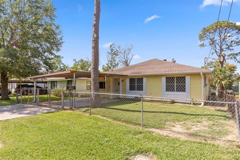 A home in South Houston