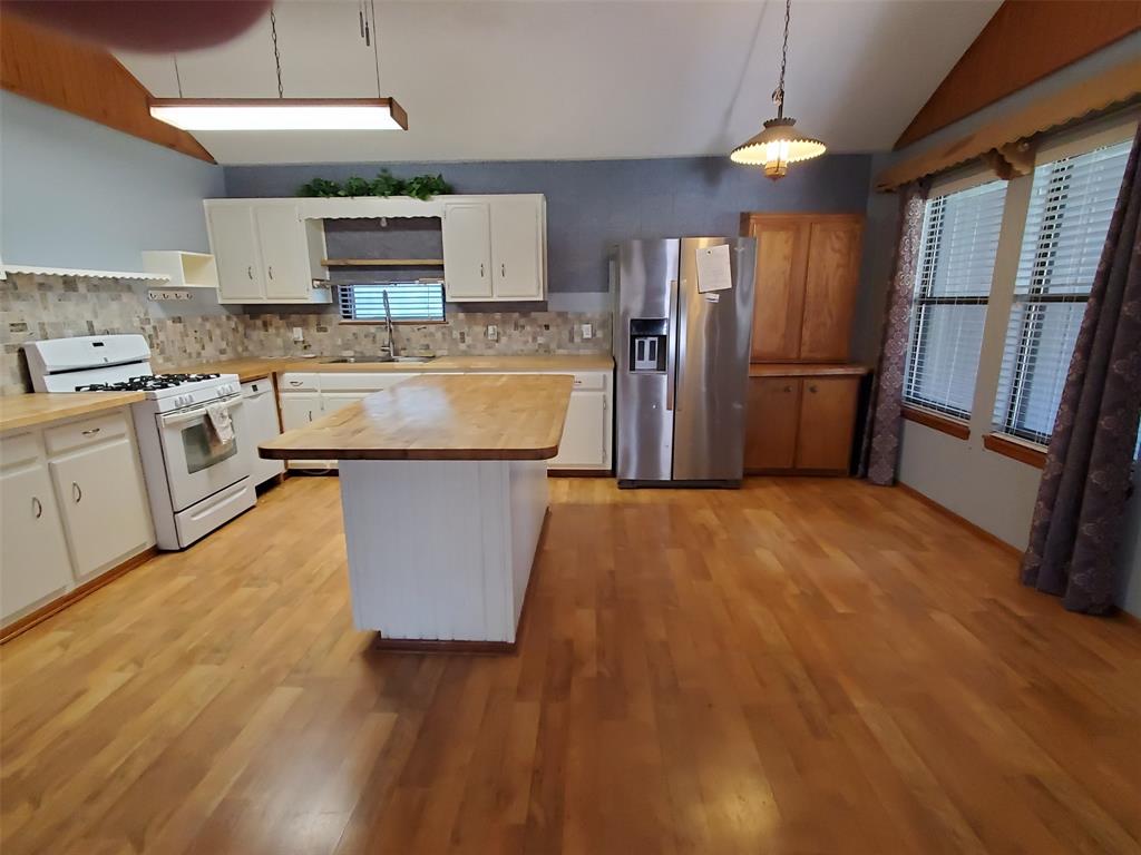 202 Beaver Den Drive, Coldspring, Texas image 8