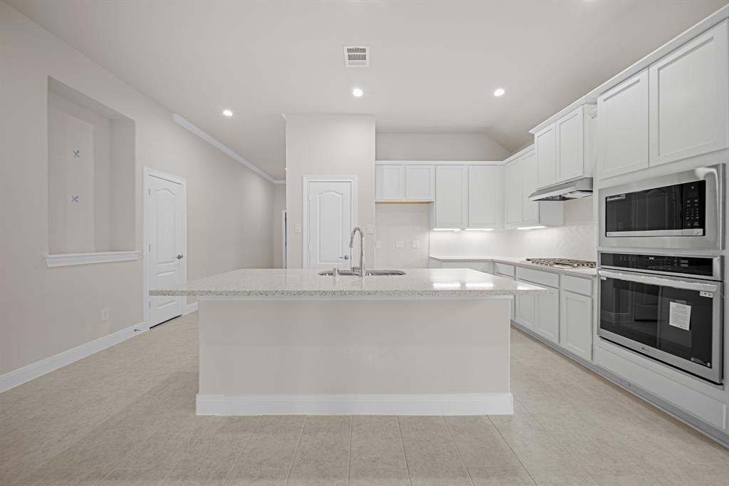 12010 Champions Forest Dr, Mont Belvieu, Texas image 3