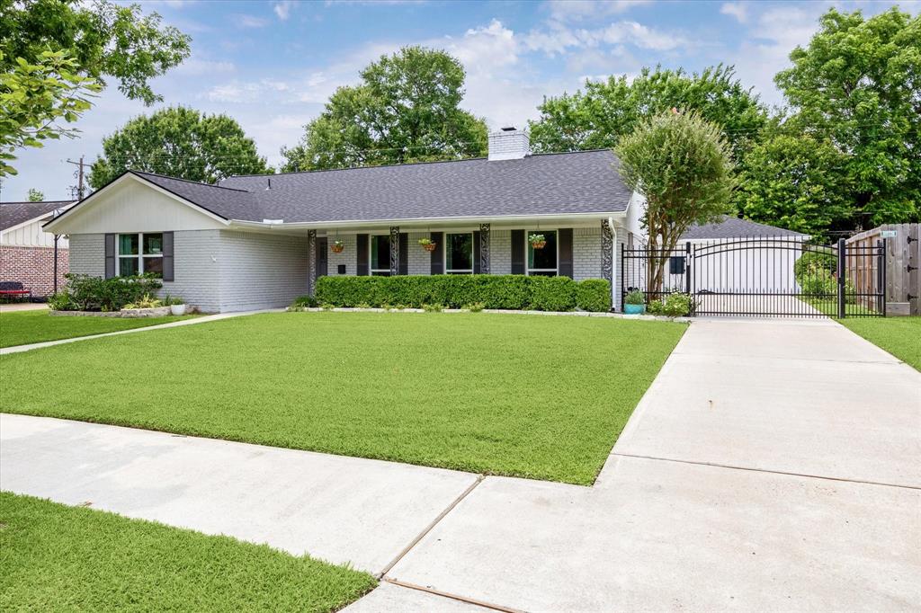 5211 Briarbend Drive, Houston, Texas image 2