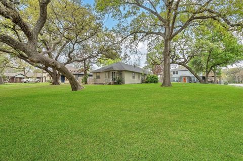 Single Family Residence in Houston TX 1749 Forest Hill Boulevard.jpg