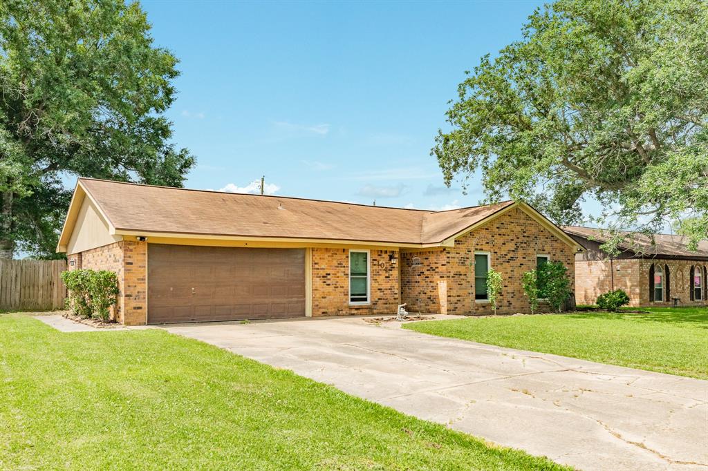 104 Meadowlark Lane, Angleton, Texas image 2