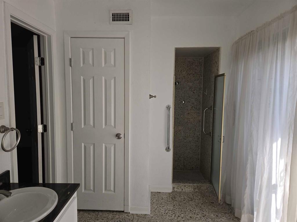 5851 S Braeswood Boulevard, Houston, Texas image 14