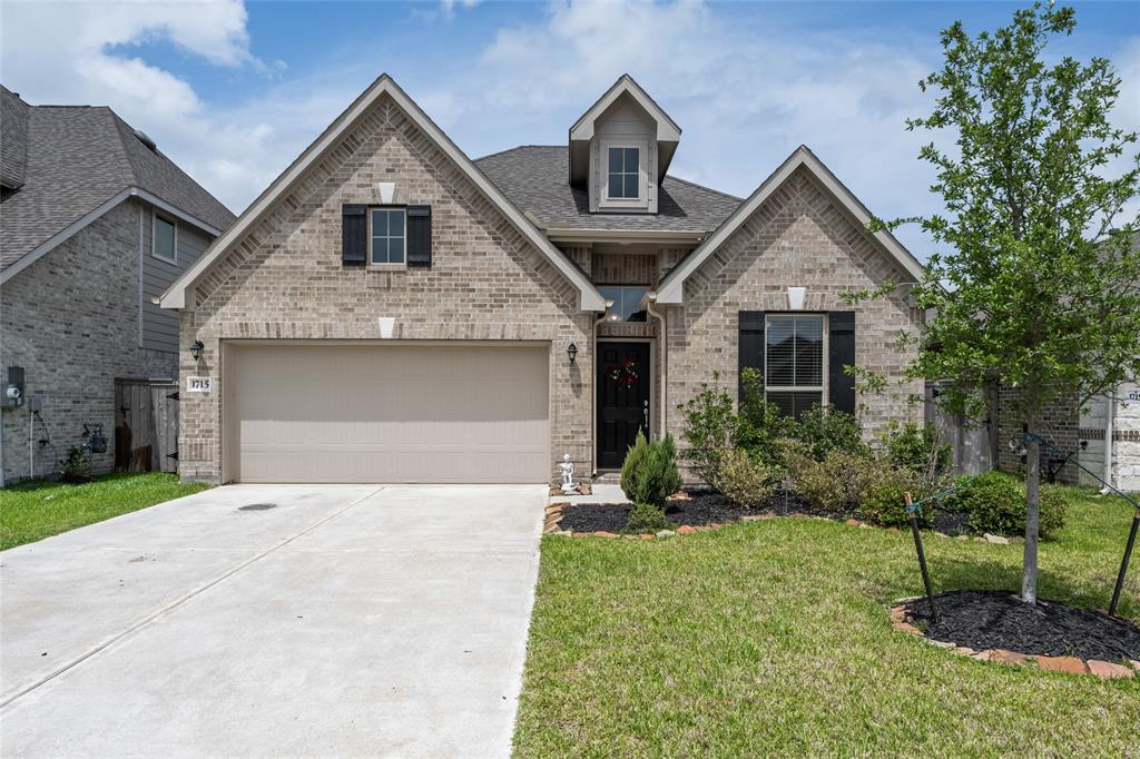 1715 Warm Breeze Drive, Angleton, Texas image 1