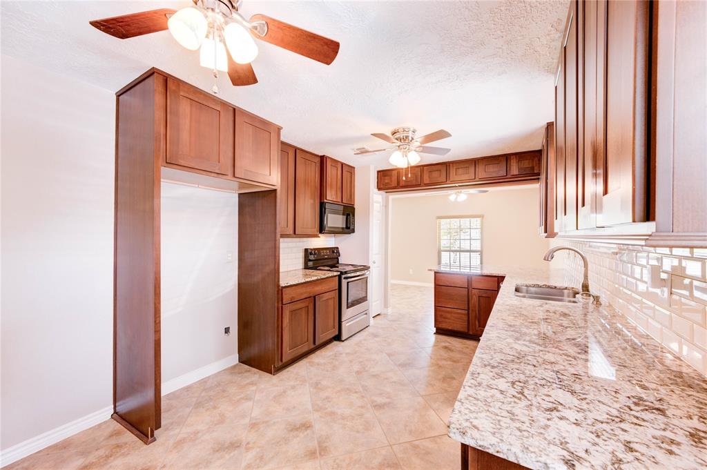 4430 Peridot Lane, Friendswood, Texas image 24