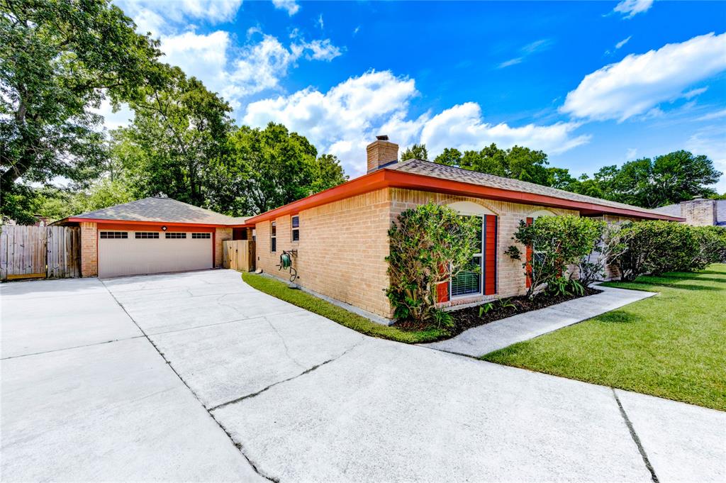 4430 Peridot Lane, Friendswood, Texas image 5