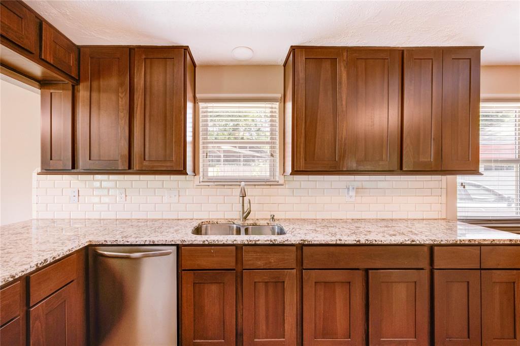 4430 Peridot Lane, Friendswood, Texas image 18