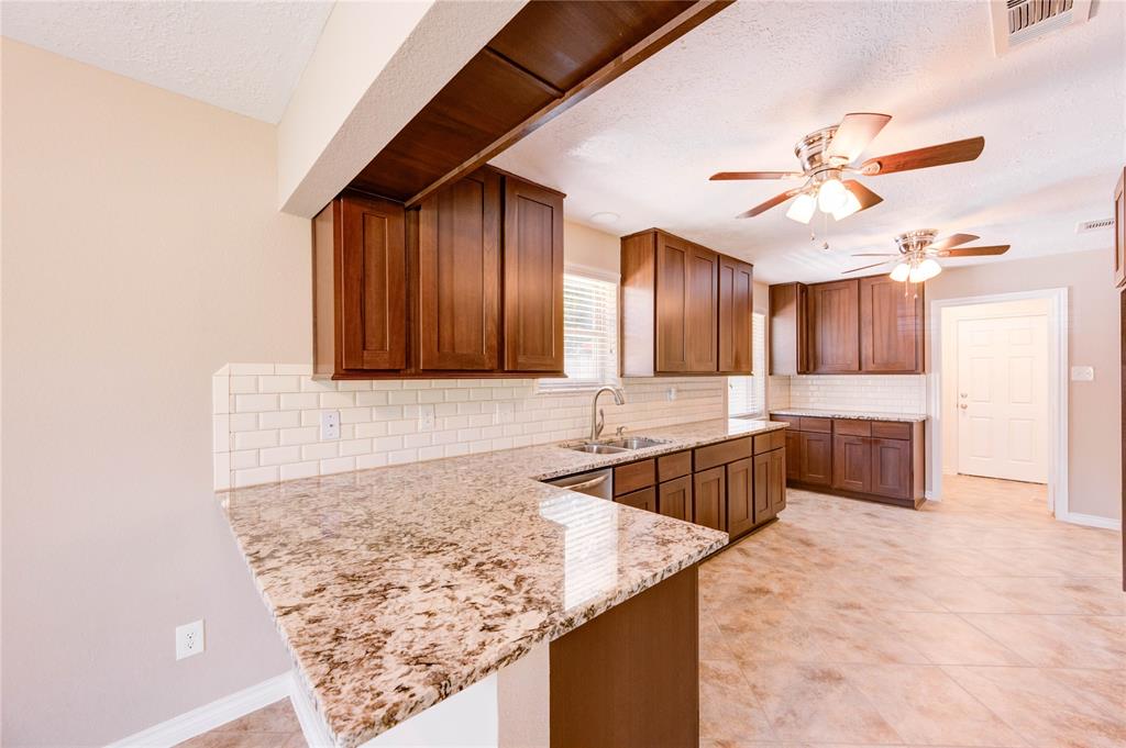 4430 Peridot Lane, Friendswood, Texas image 17