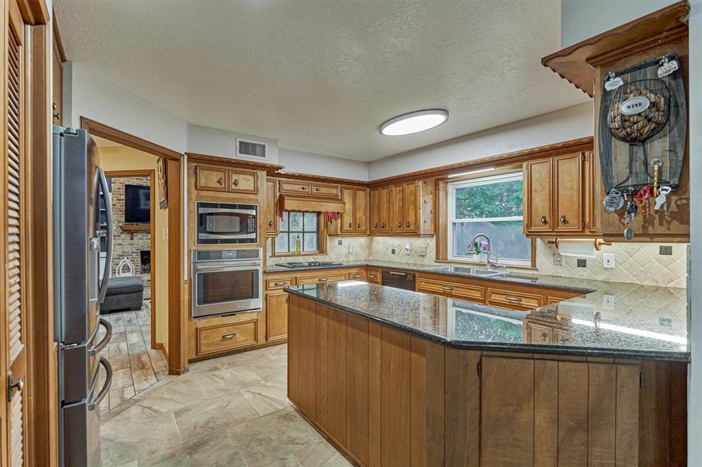 660 Hillcrest Drive, Huntsville, Texas image 16