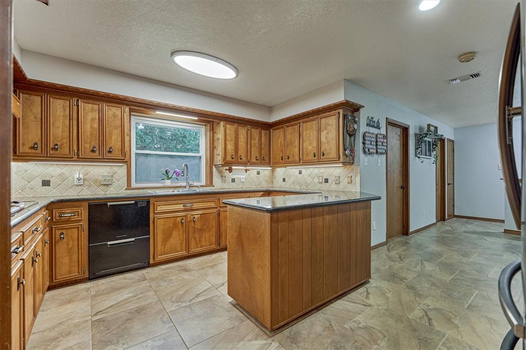 660 Hillcrest Drive, Huntsville, Texas image 15