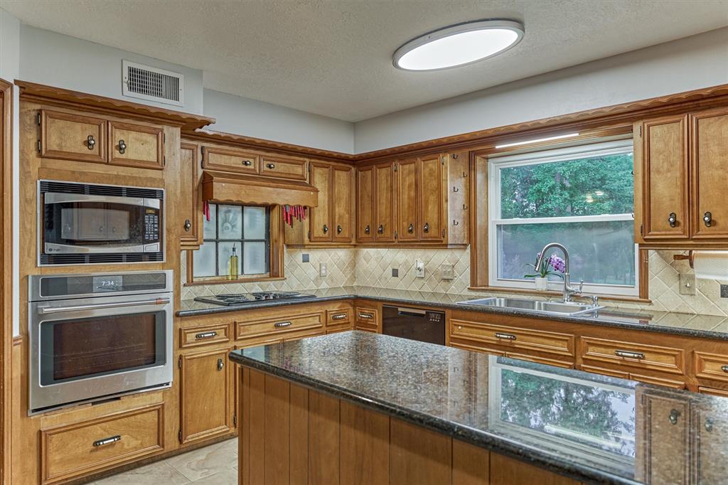 660 Hillcrest Drive, Huntsville, Texas image 17