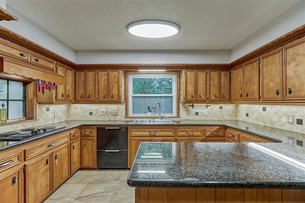 660 Hillcrest Drive, Huntsville, Texas image 18