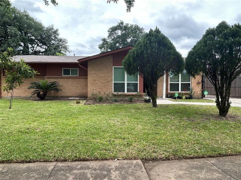 Single Family Residence in Houston TX 8202 Glenscott Street.jpg