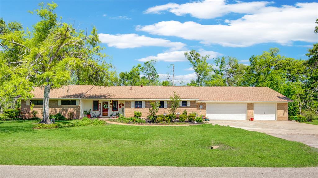 95 Robinhood Lane, Jones Creek, Texas image 1