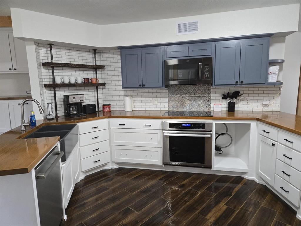 425 Carriage Trail, Conroe, Texas image 6