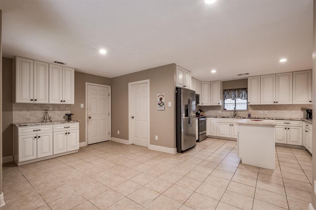 7319 Hickory Lane Ln, Baytown, Texas image 32