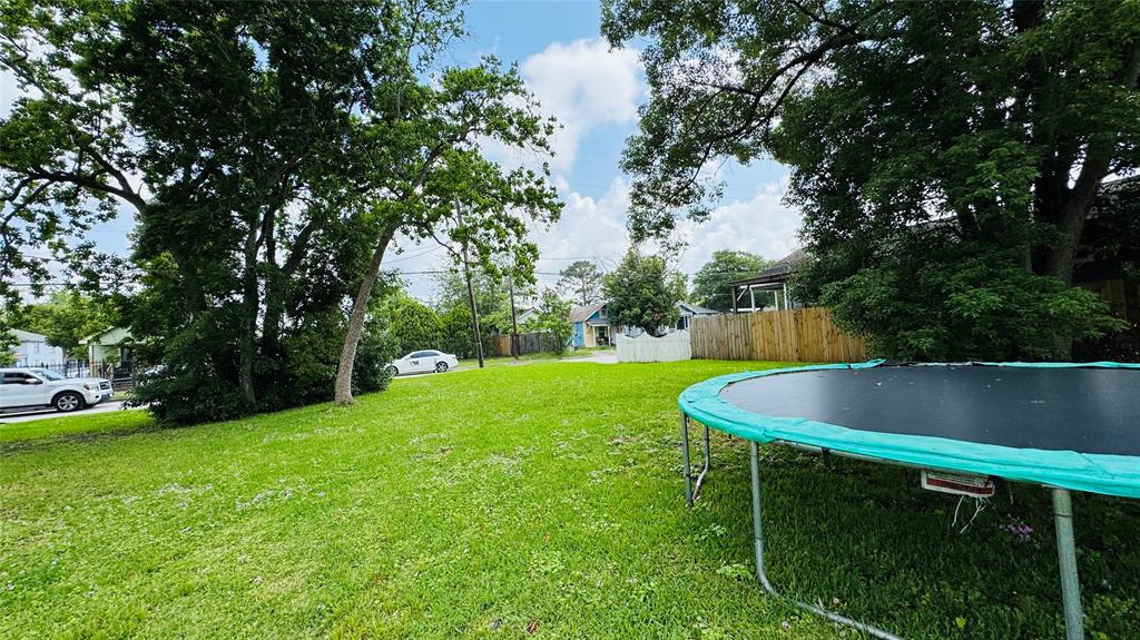 305 E Defee Avenue, Baytown, Texas image 2