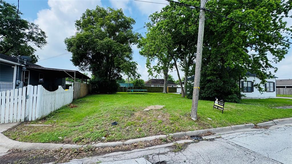 305 E Defee Avenue, Baytown, Texas image 7
