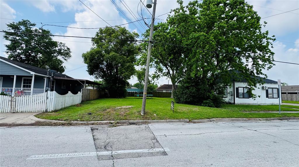 305 E Defee Avenue, Baytown, Texas image 9