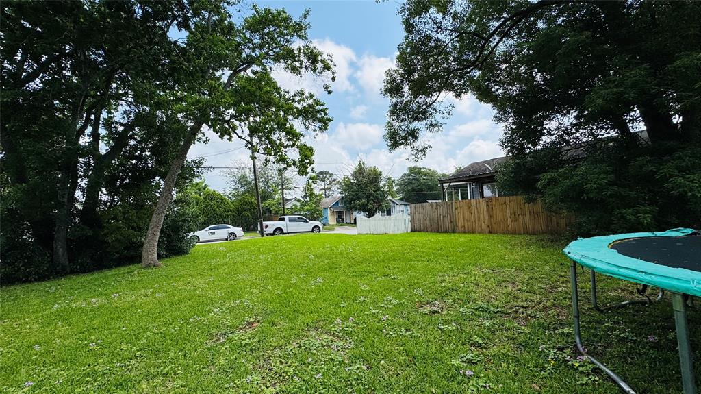 305 E Defee Avenue, Baytown, Texas image 1