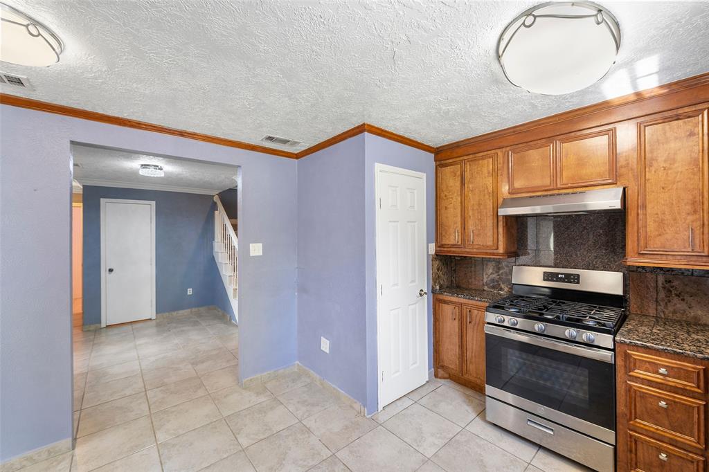 1181 Hickman Creek Drive, Cleveland, Texas image 5