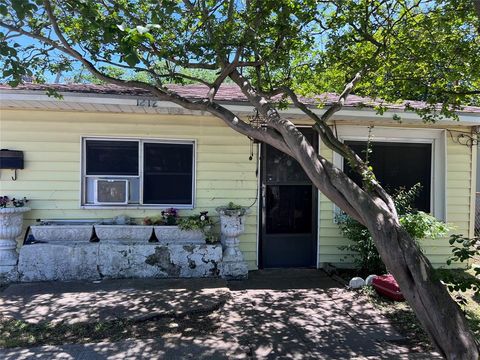 Single Family Residence in Baytown TX 1212 Pine Street.jpg