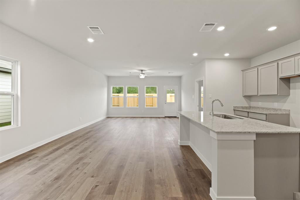 10750 Red Flagstone Drive, Conroe, Texas image 5