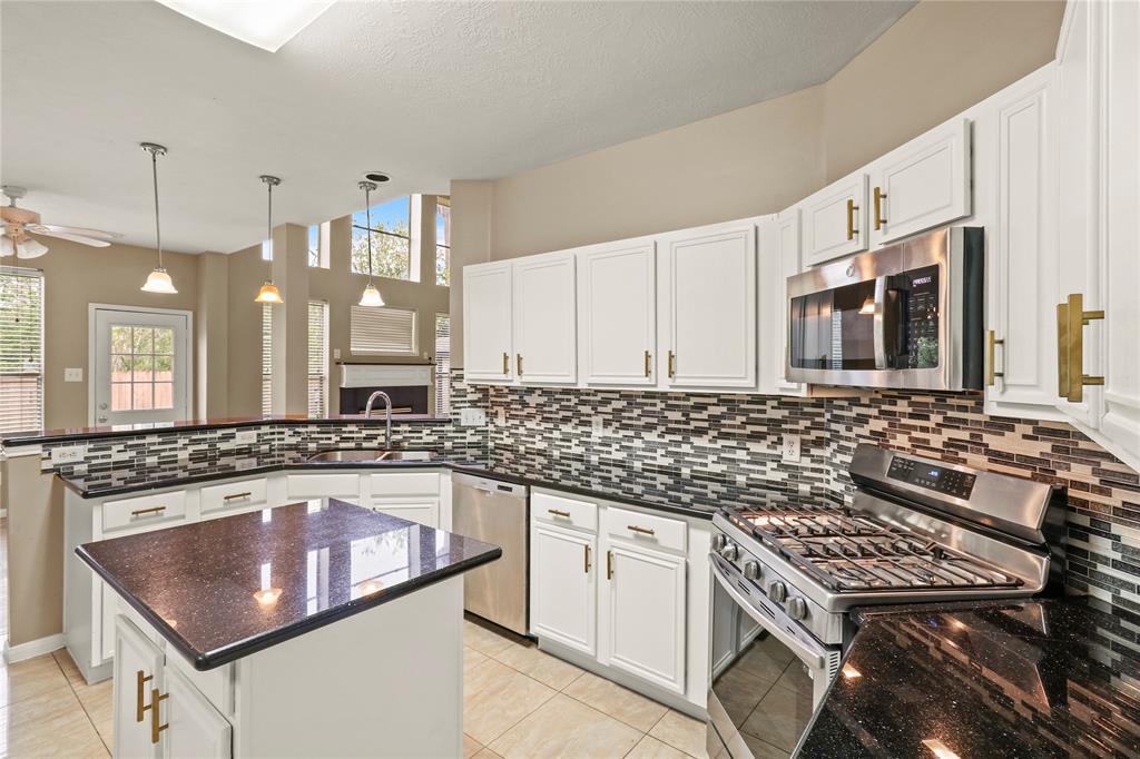 10807 Oak Bayou Lane, Houston, Texas image 17