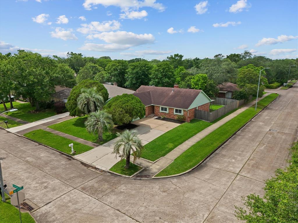 887 Silverpines Road, Houston, Texas image 2