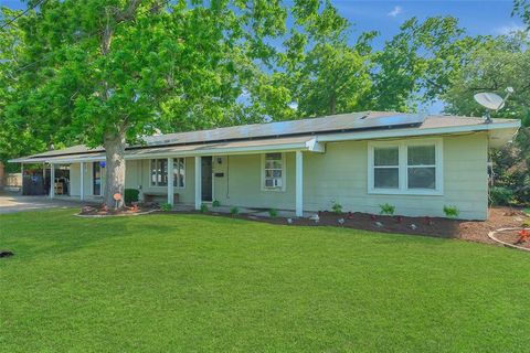 300 N Market Street Louise TX 77455