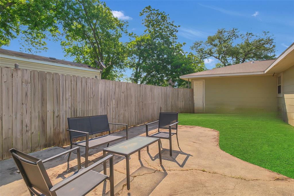 300 N Market Street, Louise, Texas image 19