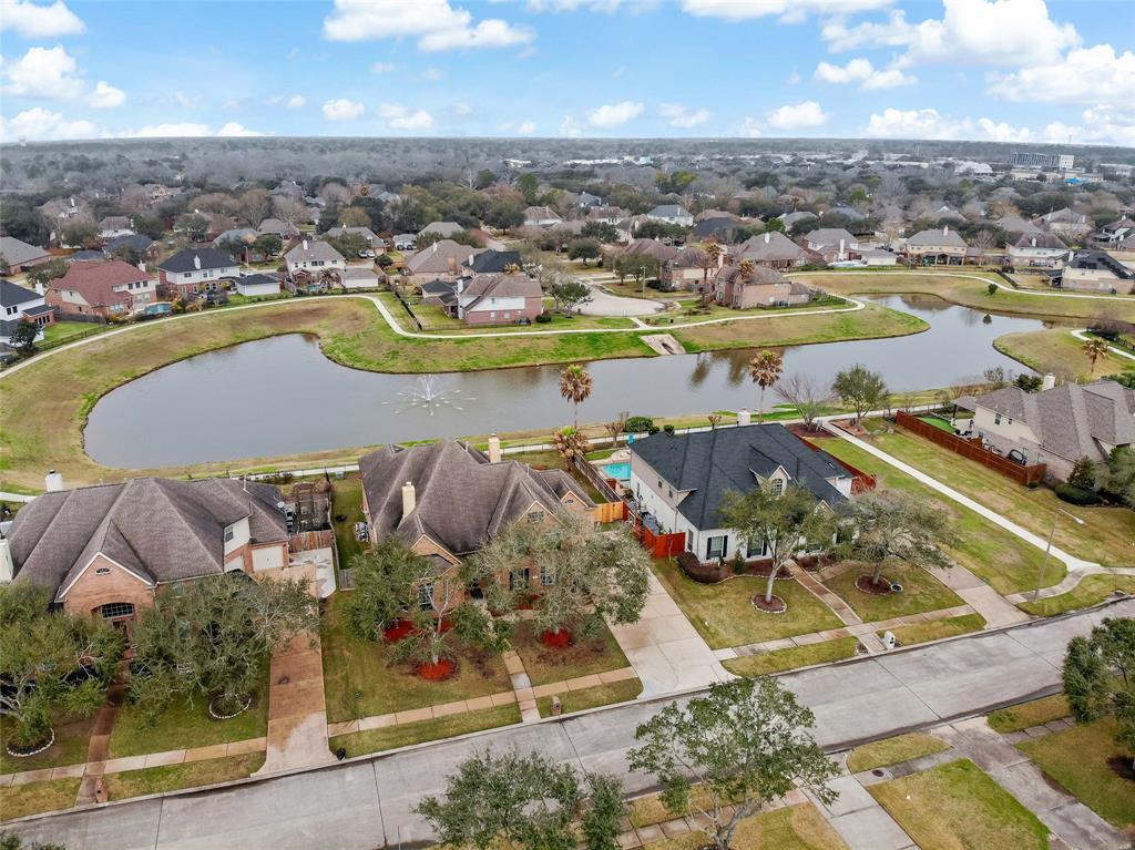 522 W West Lake Drive, Friendswood, Texas image 2