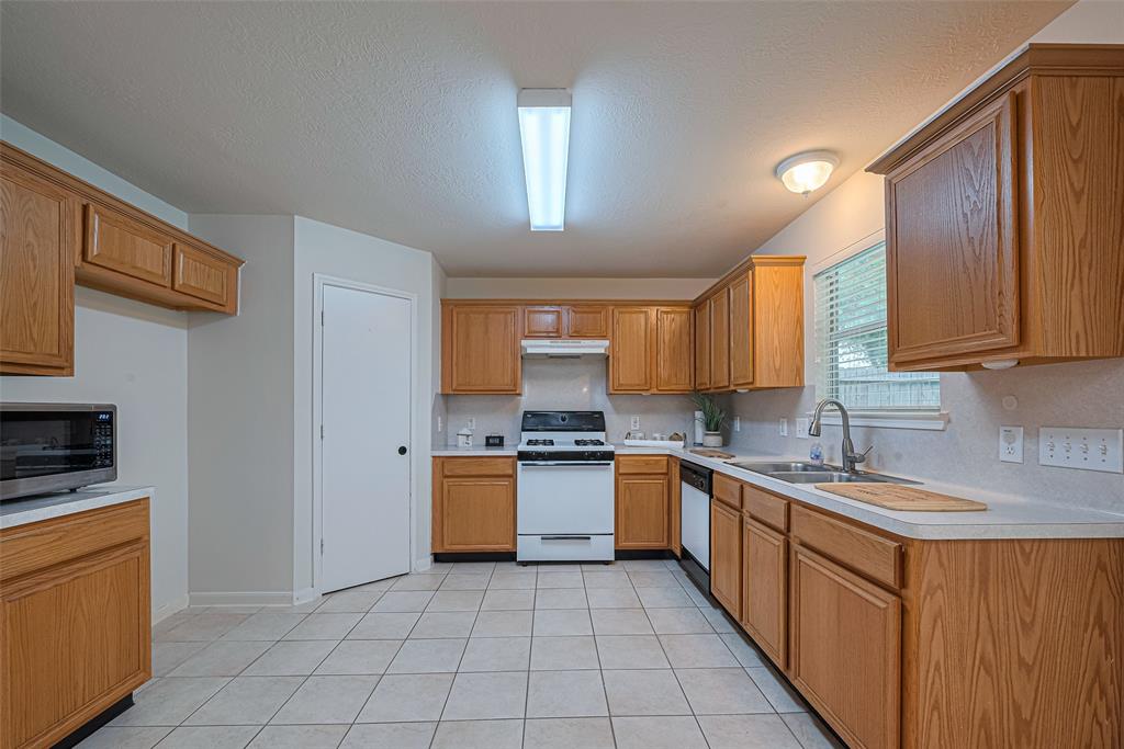 215 Pebble Canyon Lane, Dickinson, Texas image 10