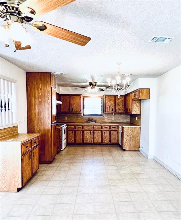 330 E Milam Street, La Grange, Texas image 6