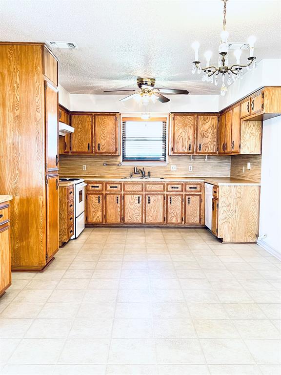 330 E Milam Street, La Grange, Texas image 4