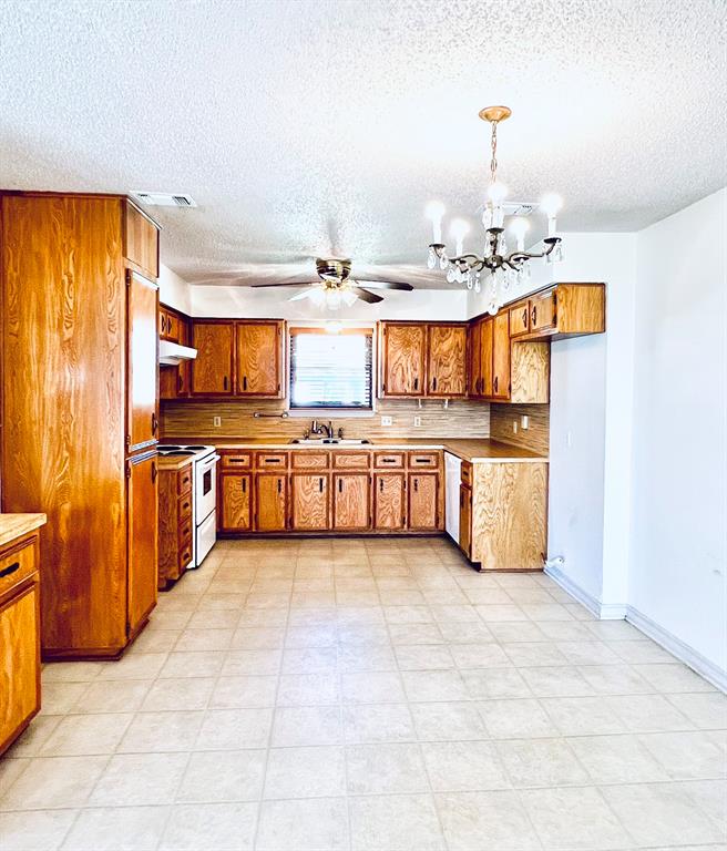 330 E Milam Street, La Grange, Texas image 5