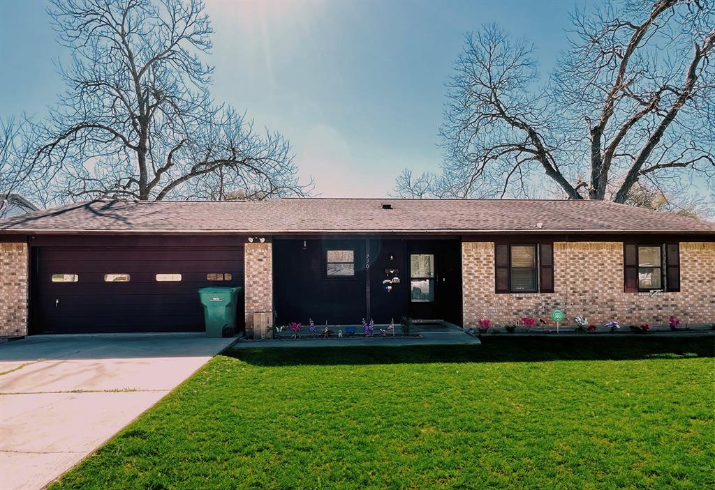 330 E Milam Street, La Grange, Texas image 2